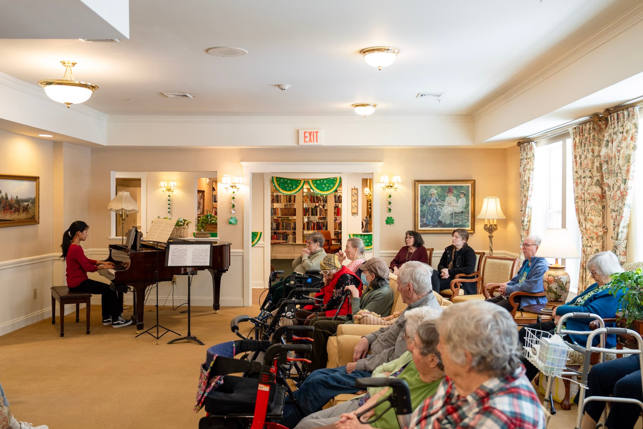 A Harmonic Tie pianist performs while residents listen together